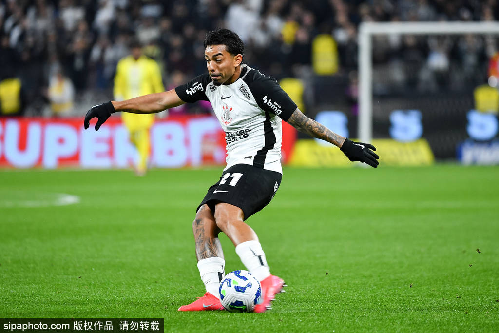 拒绝曼联后转投热刺？拜仁中场帕利尼亚的转会风暴